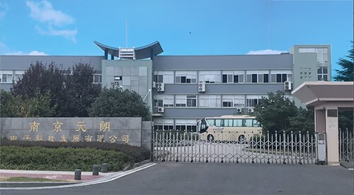 　　南京元朗電子科技發(fā)展有限公司成立于2001年，是國內從事電動車調速系統(tǒng)、控制系統(tǒng)的開發(fā)、生產、銷售為一體的專業(yè)性公司，公司引進美國、日本等發(fā)達國家的電機技術和控制技術，為廣大客戶提供具有科技含量的新產品，是業(yè)內知名電動車廠家定點供應商。 公司設有研發(fā)、測試中心，并且配備有相關的現代化科研測試儀器，及時跟蹤先進技術，開發(fā)新型產品。 公司強調過程控制，來料檢驗、過程檢測、成品全檢和成品抽檢、成品老化檢測等五大過程都配備有完整的測試設備近200臺套，對公司的每一個生產和服務過程實行監(jiān)控和測試。公司強調過程控制，來料檢驗、過程檢測、成品全檢和成品抽檢、成品老化檢測等五大過程都配備有完整的測試設備近200臺套，對公司的每一個生產和服務過程實行監(jiān)控和測試。  　　公司重視數據處理，應用質量管理七大工具，通過對生產和顧客反饋數據的統(tǒng)計、分析，持續(xù)改進產品的質量。公司視產品質量為企業(yè)之本，堅持執(zhí)行ISO9000質量體系要求。  　　公司在上海、天津、江蘇、浙江、河南等中央直轄市和全國各中小城市都設有銷售服務網絡。公司現有員工200多名，其中研發(fā)測試中心配有軟件、硬件和PCB開發(fā)人員10余名。公司建有員工宿舍大樓、福利食堂及休閑娛樂室。  　　公司奉行“以科技為本，以綠色環(huán)保為先導”的企業(yè)經營理念，“以顧客滿意”為最終目標。多年來，公司依托可靠的產品質量，良好的信譽和售后服務，在廣大用戶中建立起了良好的信譽，各項性能指標在行業(yè)內得到各整車廠的公認，產量及配套量位居行業(yè)前列。  　　我們正在制定長遠的發(fā)展戰(zhàn)略，不是以利潤為追求目標，而以承擔責任作為企業(yè)永恒的使命，追求產品質量為企業(yè)的最高宗旨，以客戶的成功和喜悅作為企業(yè)的原動力，并為此竭盡全力!